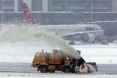 Снегоуборочная машина задавила мужчину в аэропорту США