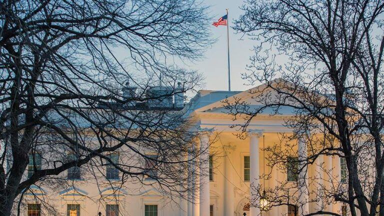 В Белом доме сообщили о переносе встречи Зеленского и Трампа