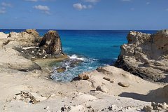 Туристка устроила фотосессию на скалах в Египте, была накрыта волной и чудом выжила