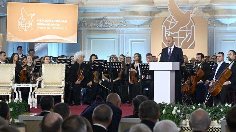 Путин принял участие в церемонии вручения Международной премии имени Толстого