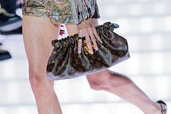 Сотрудницы авиакомпании выбросили содержимое люксовой сумки пассажирки и присвоили ее себе