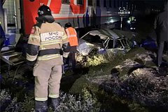 Пассажирский поезд протаранил автомобиль с человеком в России
