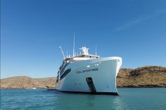 Более сотни пассажиров застряли на двое суток на круизном лайнере из-за кораллового рифа