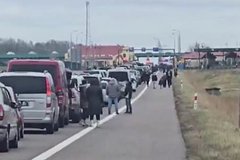 На границе с Польшей образовалась пробка из рвущихся в Россию европейцев