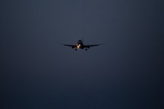 Самолет с сотнями пассажиров аварийно сел в другом городе из-за неприятного запаха