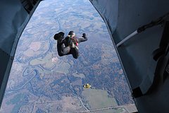 Двое опытных парашютистов столкнулись в 30 метрах от земли и не выжили