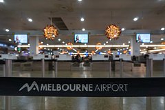 Пассажир попытался попасть в самолет без билета и выхватил пистолет у полицейского