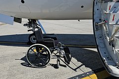 Летевшая в Москву после химиотерапии россиянка спасла жизнь иностранке на борту самолета