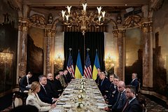 Зеленского на переговорах посадили напротив портрета покойного монарха