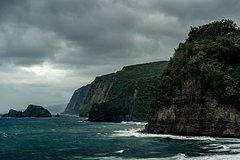 Турист поехал с семьей на отдых на Гавайи, прыгнул со скалы в море и не выжил