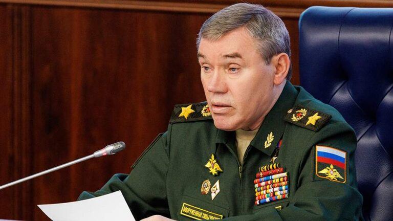 Герасимов заявил о наступлении ВС России на всех направлениях СВО